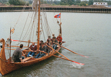 818904 Afbeelding van de aankomst van het Vikingschip Orm, een replica van het Osebergschip, in de stadshaven van Wijk ...